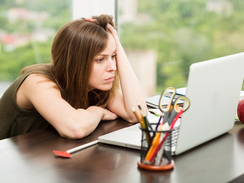 Sedieť pri počítači a písať prácu –  pre študentov hotová katastrofa