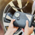 Kontrola TPMS snímača a meranie tlaku pneumatiky automobilu pomocou tlakomera.